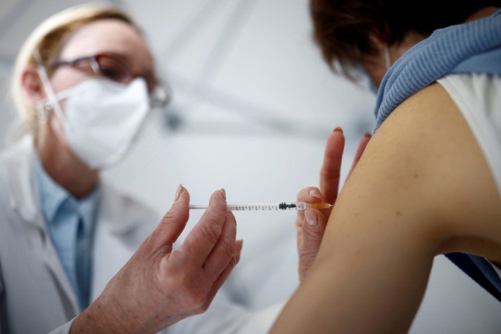 Αρχίζουν οι εμβολιασμοί ατόμων ηλικίας 16 και 17 ετών κατά της COVID-19