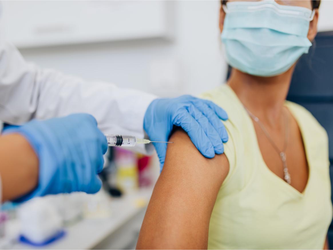 Ευρωβαρόμετρο: 63% στην Κύπρο εμβολιάστηκε