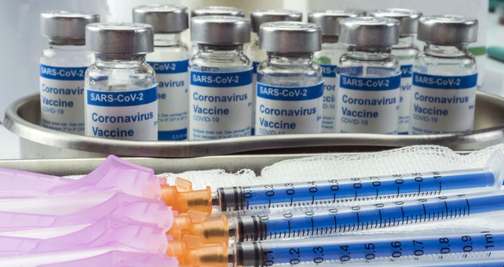 Τα εμβόλια είναι αποδοτικά στις μεταλλάξεις αλλά οι εταιρίες προωθούν και βελτιώσεις