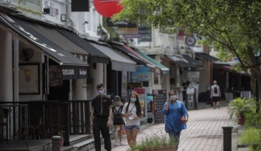 Ρομπότ απολυμαίνει εμπορικό κέντρο στη Σιγκαπούρη