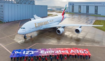 Emirates: Eνισχύει τον στόλο της με την παραλαβή του εμβληματικού αεροσκάφους A380