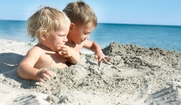 Από ποιες μολύνσεις κινδυνεύουν τα παιδιά στην παραλία