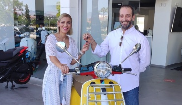 Πήρε τη Vespa, τον Costa Coffee της και… άρχισε τις βόλτες