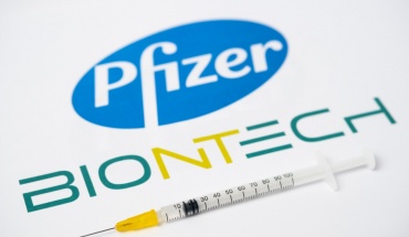 Τα εμβόλια της Pfizer-Biontech περιέχουν περισσότερες δόσεις