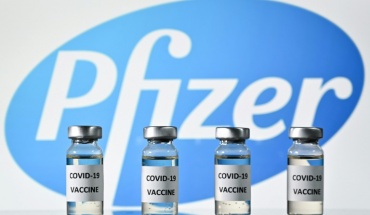 Μάχη για τα Pfizer, αύξηση και για τα AsrtaZeneca