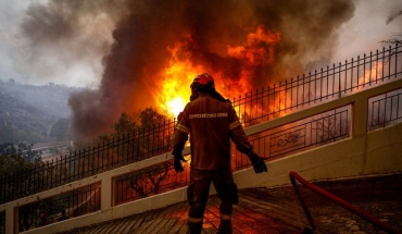 Ανεξέλεγκτη η πυρκαγιά στην Αττική, καίει την Πάρνηθα