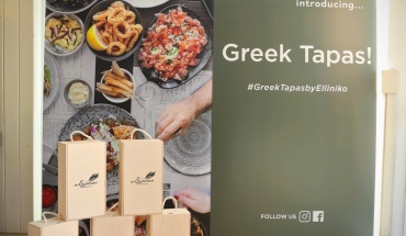 Η παρέα απολαμβάνει Greek Tapas by Elliniko